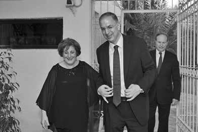 Athina Constantinidou -Yadikar Membre du Comité de l APPF Η Φρόσω Τοφαρίδου γεννήθηκε στη Λεμεσό και είχε μια ευτυχισμένη και ανέμελη παιδική ηλικία.