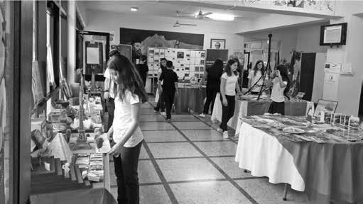 L exposition a été présentée dans une grande salle, à l entrée de l école et elle a duré une semaine. Un programme d horaire de visite a été préparé pour la venue des élèves à l exposition.