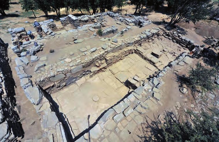 Το Κεντρικό Κτήριο, όπως αποδείχθηκε από τις τελευταίες ανασκαφές, είναι ασφαλώς μεγαλύτερο από τις συνήθεις μινωικές «επαύλεις». Έχει έκταση 1.600 τ.μ. και περιβάλλεται από εκτεταμένο οικισμό που ξεπερνούσε τα 4 στρέμματα.
