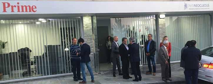 Η Εταιρεία φρόντισε να τον προμηθεύσει με νέες, εντυπωσιακές εξωτερικές επιγραφές και διαφημιστικές αφίσες