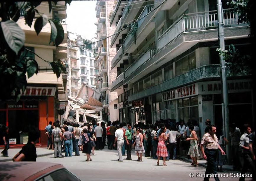 Τα ερείπια της μοιραίας πολυκατοικίας στην Πλατεία