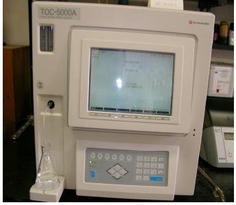 Instrument firme Shimadzu služi za mjerenje koncentracije ugljenika u uzorcima vode.