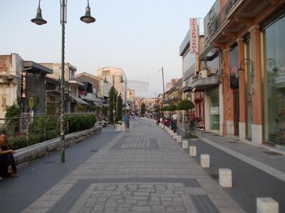 Εικόνες 6.1& 6.2: Πεζόδρομος Οδός Βενιζέλου (αριστερά) και πεζόδρομος Οδός Κούμα (δεξιά) Πηγή: http://www.larissa-dimos.