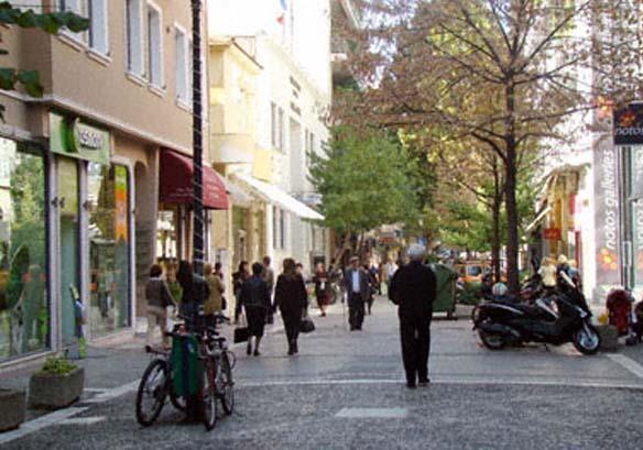 Πιο συγκεκριμένα, η αυξανόμενη συγκέντρωση πολλών μονάδων αναψυχής στις πεζοδρομημένες περιοχές, είχε σαν αποτέλεσμα την αύξηση των επιπέδων ηχορρύπανσης, την απομάκρυνση του τοπικού εμπορίου και την
