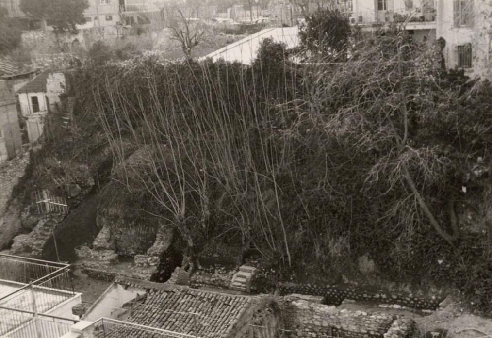 Περιοχή Αμφιθέατρου Για να αντιληφτούμε την συνοχή των στοιχούν που παρουσιάζονται παρακάτω γίνεται μια σύντομη αναφορά στις περιόδους ανασκαφής του Αμφιθεάτρου, καθώς και γίνετε εκτενέστερη αναφορά