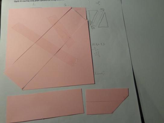 Εκτελεί και πάλι μια σειρά από μετρήσεις με το χάρακα για να επιβεβαιώσει τα ίσα μεγέθη των διαστάσεων των τετραγώνων.