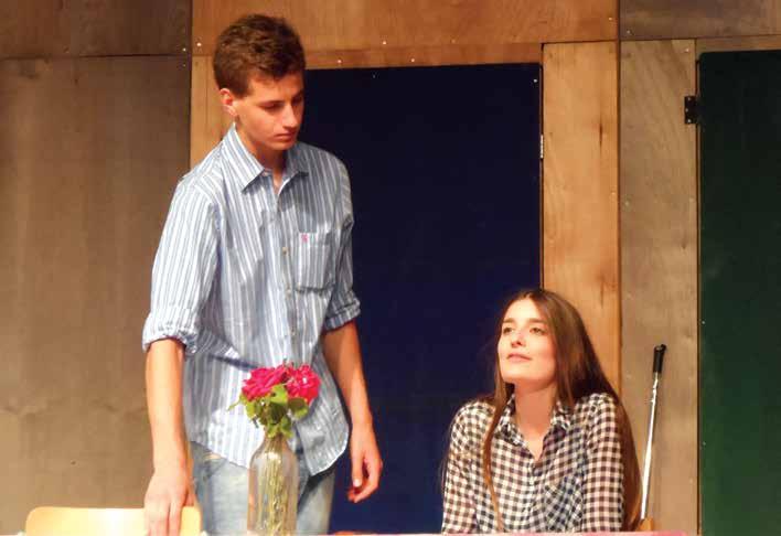 Bericht von der Deutschen Theater AG Όμιλος εργασίας Θέατρο στη γερμανική γλώσσα Zwei Jahre ist die Theatergruppe schon unterwegs und die Schauspieler, die jetzt in der Klasse 11 mitmachten, hatten