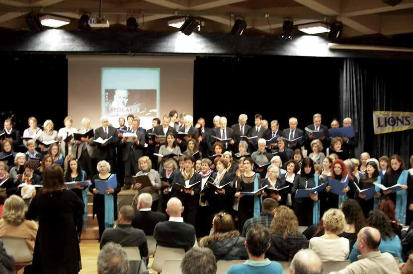 Der Kammerchor der DSA beim Abend zur Ehrung des Komponisten Manos Hadjidakis Η χορωδία δωματίου της ΓΣΑ στην τιμητική βραδιά για το συνθέτη Μάνο Χατζιδάκι Anke Spiegel, Lehrerin / καθηγήτρια