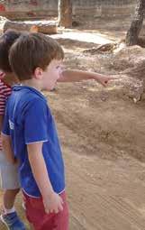 Zügig ging die Arbeit voran und schon bald war das neue Fundament gelegt. Als im September die neuen und alten Kinder kamen, war ihr früherer Kindergarten schon abgerissen.