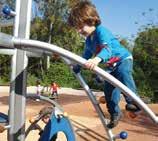 Nachdem alle Gruppen an einem schattigen Platz ihr Frühstück verzehrt hatten, stürzten sich die Kinder auf die Spielgeräte und verteilten sich im Park.