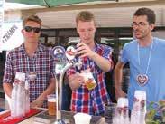 Ein buntes Musikprogramm mit Einlagen verschiedener Schülerbands führte durch den Nachmittag. Insgesamt wurden 1.000 Liter Bierspezialitäten, 4.000 Würstl vom Grill, 1.