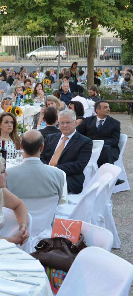 Akademische Feier / Γιορτή αποφοίτησης Rede des Schulleiters Thomas Fischer / Ομιλία του διευθυντή Thomas Fischer Liebe Gäste, zunächst einmal möchte ich unseren Absolventen gratulieren.