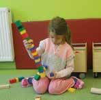 Im Kindergarten sind viele Handwerker überall wird gesägt, gebohrt und gehämmert. Εs gibt noch keine Türen, Küche, sanitäre Anlagen, Strom, Möbel und Spielsachen.
