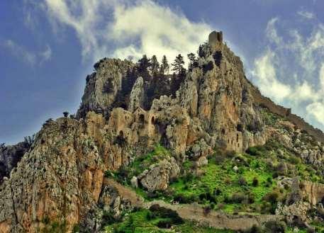 Το κάστρο είναι προσβάσιμο μόνο από τη νότια πλευρά του, γιατί στις υπόλοιπες περιβάλλεται από απρόσιτους γκρεμούς. Είναι κτισμένο με πουρόπετρες από τα λατομεία της Κερύνειας.