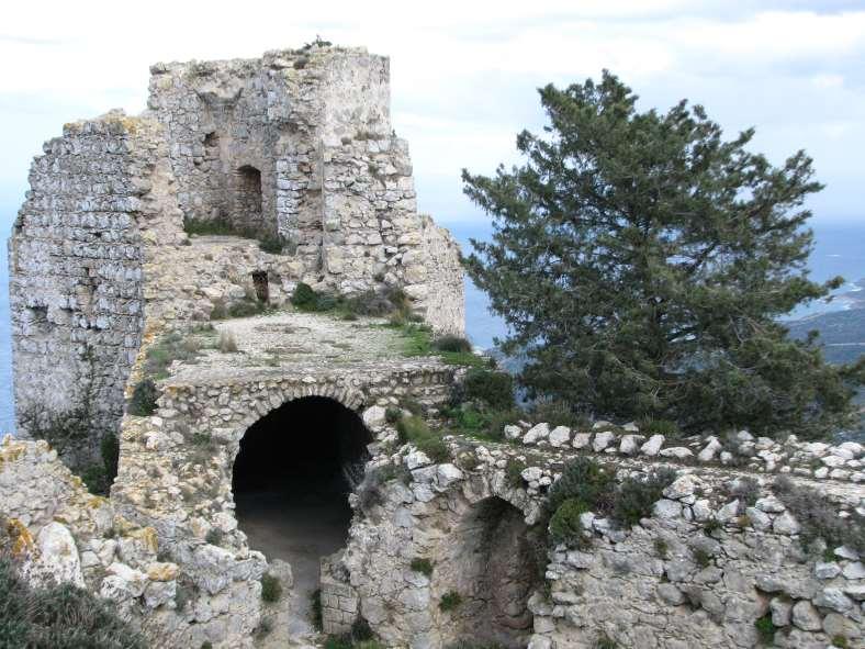 ΤΟ ΚΑΣΤΡΟ ΤΗΣ ΚΑΝΤΑΡΑΣ Το φρούριο της Καντάρας αποτελείται από τρία τμήματα.