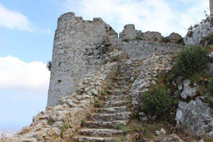 ΤΟ ΚΑΣΤΡΟ ΤΗΣ ΚΑΝΤΑΡΑΣ Το εσωτερικό αποτελείται απο μια εσωτερική αυλή με διαδρόμους στις πλευρές της που οδηγούν σε μεγάλες αίθουσες μερικές απο τις οποίες συνδέονται μεταξύ τους με κρυφά