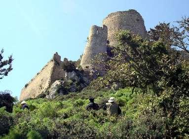 ΤΟ ΚΑΣΤΡΟ ΤΗΣ ΚΑΝΤΑΡΑΣ Σύμφωνα με την παράδοση, εκεί καθόταν η Ρήγαινα κι αγνάντευε γύρω τις ωραίες βουνοκορφές της Καρπασίας. Κάποτε είδε απ' εκεί εχθρικά καράβια να φτάνουν στην Αμμόχωστο.
