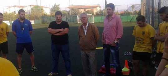 Αθλητικά Γνώμη 14 Ο «κατάσκοπος» Γιάννης Καλογεράς στην προπόνηση του Άρη Βοχαϊκού Ο κύριος Γιάννης Καλογερας ακούει τους αθλητές μαζί με τον πρόεδρο της ομάδας (αριστερά) κύριο Κεφοκερη Θωμά και τον
