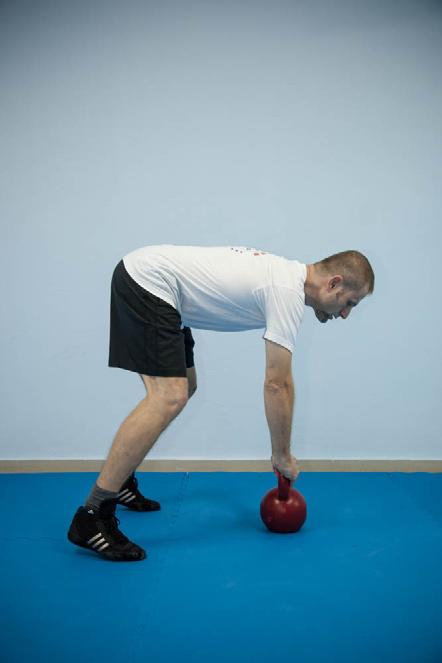 2.5 kettlebell rocket Σκοπός Η εκμάθηση του βασικού ρυθμού της αιώρησης χωρίς έκταση του ισχύου και η χαλάρωση