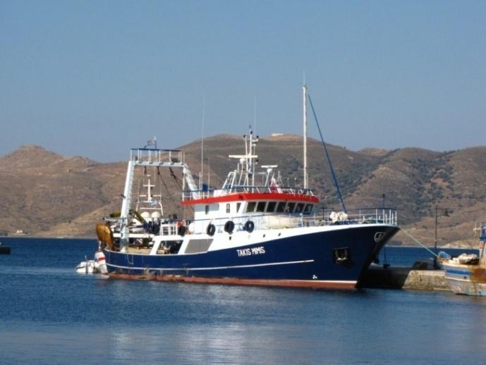 2.2. Αλιευτικό σκάφος Για τις ανάγκες της πειραματικής αλιείας, ενοικιάστηκε μηχανότρατα εμπορικής αλιείας, έτσι ώστε οι συνθήκες αλιείας να είναι κατά το δυνατόν πλησιέστερες στις πραγματικές.