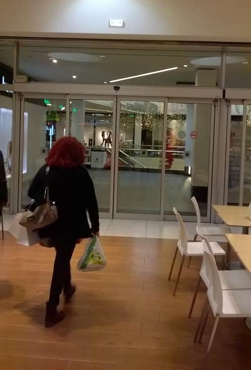 Είσοδοι Συνολικά υπάρχουν 5 είσοδοι στο εμπορικό κέντρο. Όλες είναι ισόπεδες, με αυτόματες θύρες επαρκούς πλάτους και γυάλινα θυρόφυλλα.