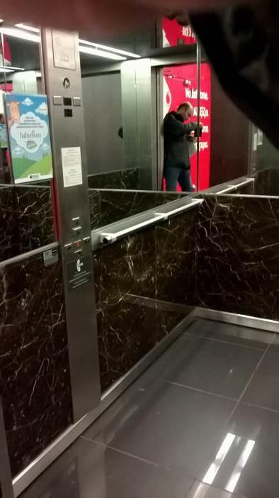 Οι ανελκυστήρες κοινού έχουν διαστάσεις 2,00μ. x 1,60μ., διαστάσεις επαρκείς και για χρήστες αναπηρικών αμαξιδίων.
