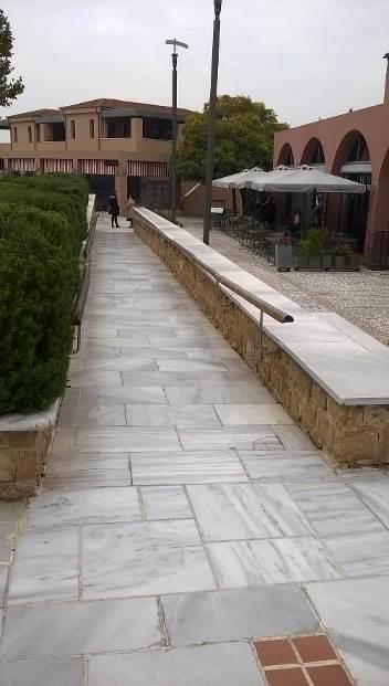 Υψομετρικές διαφορές γεφυρώνονται με ράμπες επαρκούς κλίσης (3,5%) οι οποίες όμως, παρά το μεγάλο μήκος τους, δεν διαθέτουν