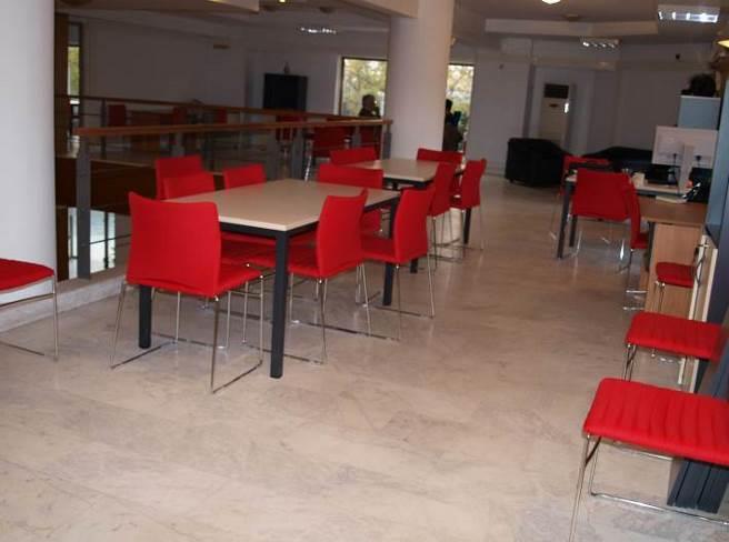 Στον 1 ο όροφο υπάρχουν και πάλι χώροι διαθέσιμοι για συνεργατισμό καθώς και γραφεία