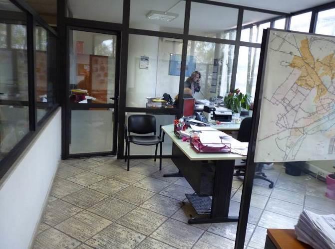 Η είσοδος της διεύθυνσης είναι γυάλινη, ανοιγόμενη με συνολικό πλάτος 1,65μ. (δύο φύλλα, αφήνεται 85εκ.
