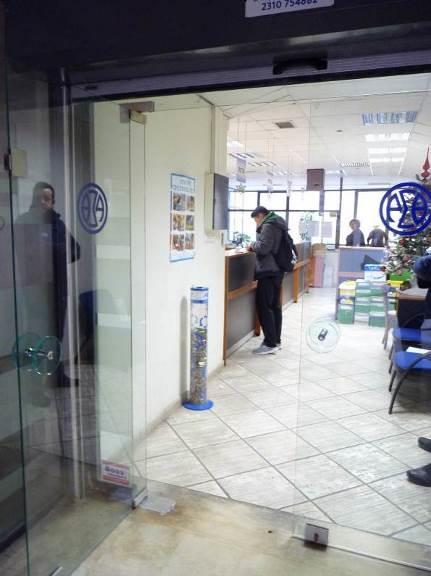 Τα θυρόφυλλα δεν έχουν επαρκή χρωματική αντίθεση με το περιβάλλον, υπάρχει ωστόσο τοποθετημένο σε αυτά λογότυπο του ΟΑΣΘ