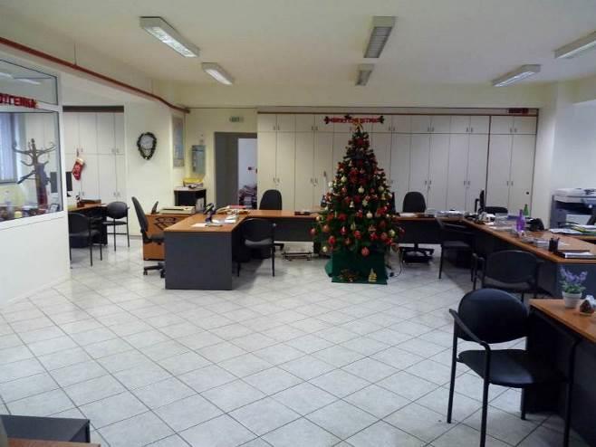 Στον 2 ο όροφο, καθώς και στους υπόλοιπους, για να εισέλθει ο επισκέπτης στον χώρο απαιτείται να διέλθει μιας μορφής ανεμοφράκτη που δημιουργείται από δύο διαδοχικές πόρτες επαρκούς πλάτους.
