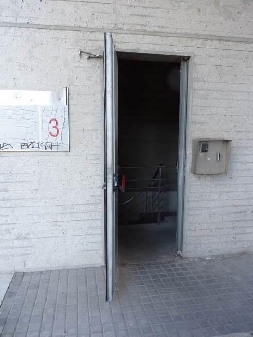 με σιδερένιο θυρόφυλλο που απαιτεί ιδιαίτερη δύναμη για το άνοιγμά του.
