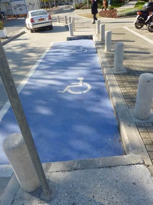 Ωστόσο, η πρόσβαση στο πεζοδρόμιο από αυτή την πλευρά είναι δύσκολη λόγω έλλειψης