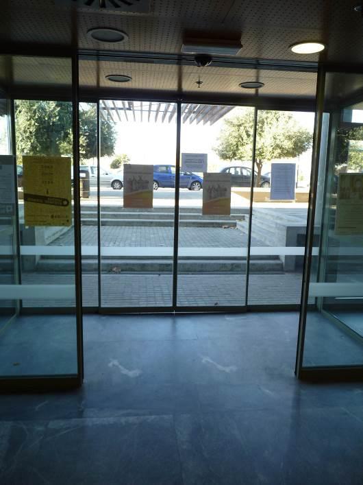 Μια είσοδος που χρησιμοποιείται τακτικά από προσωπικό και επισκέπτες είναι και εκείνη της αίθουσας πολλαπλών χρήσεων «Μανόλης Αναγνωστάκης»