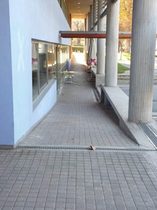 Η είσοδος στον χώρο του κυλικείου έχει αυτόματα γυάλινα θυρόφυλλα συνολικού πλάτους 1,7μ.