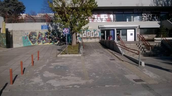 Χώροι στάθμευσης Το κτίριο διαθέτει 4 ξεχωριστούς χώρους στάθμευσης. 3 από αυτούς είναι υπέργειοι ενώ ένας είναι υπόγειος.
