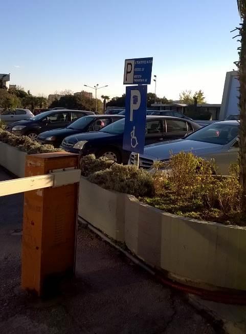 Φωτο 84: Εξωτερικός χώρος στάθμευσης του κτιρίου για υπαλλήλους και επισκέπτες.