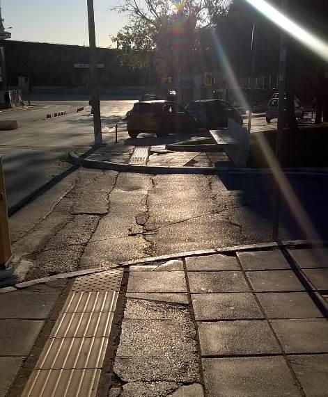 Τη ράμπα που ανοίγει την είσοδο του χώρου χειρίζεται φύλακας.