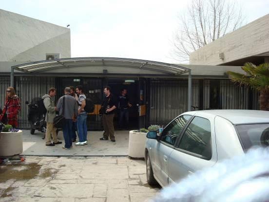 Είσοδος 3: Είσοδος κοντά στον χώρο στάθμευσης για ΑμεΑ, η υψομετρική διαφορά της οποίας με το περιβάλλον γεφυρώνεται μέσω ράμπας. 4. Είσοδος 4: Είσοδος στην κατάληξη κλιμακοστασίου μεγάλου μήκους.