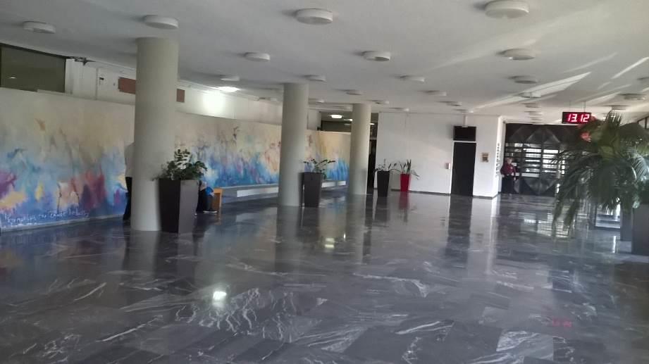 Ο διαθέσιμος χώρος μπροστά από τους ανελκυστήρες είναι επαρκής, ωστόσο η γεωμετρία και ο εξοπλισμός των ανελκυστήρων δεν βοηθά τη χρήση τους, ιδιαίτερα από χρήστες αναπηρικών αμαξιδίων λόγω