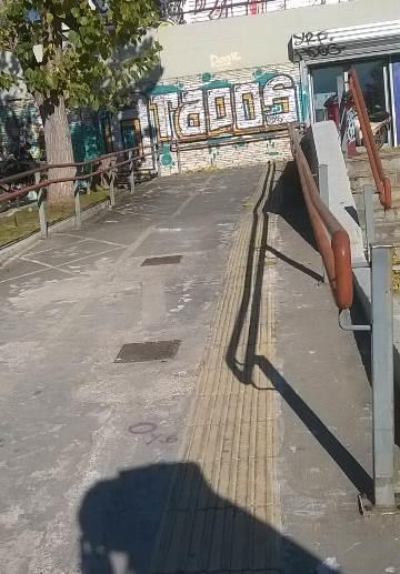 κλιμακοστάσιο που καταλήγει στο ισόγειο του
