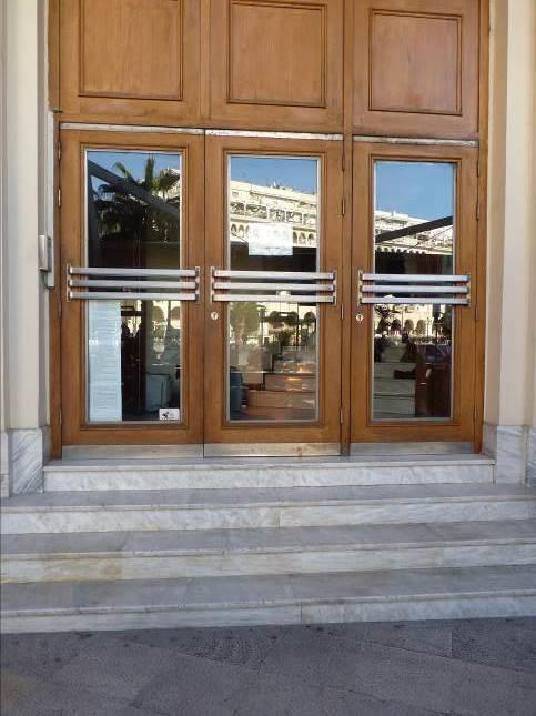 Η είσοδος στο κτίριο γίνεται μέσω ανοιγόμενων θυρών επαρκούς πλατους. Τόσο η κύρια είσοδος όσο και η «προσβάσιμη» πλαινή είσοδος εξυπηρετούν την είσοδο στις αίθουσες του κινηματογράφου.