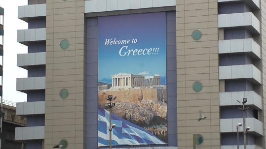 To πλάνο της αφίσας με πολύ κοντινό και σταδιακή απομάκρυνση της κάμερας θα χρησίμευε σημειολογικά για