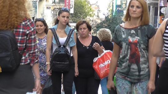 Σ αυτό βοήθησε και η κινηματογραφική οπτική, αυτή που λέει μια ιστορία για κάποιους ανθρώπους χωρίς