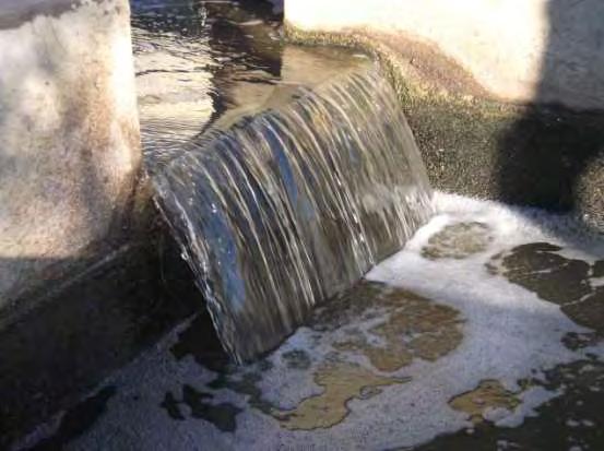 4.10 Διάφορα ζητήματα λειτουργίας Εικόνα 22: Εκροή επεξεργασμένου λύματος Σε όλες τις ΕΕΛ που επισκέφτηκα έγινε και μια συζήτηση με το προσωπικό, σχετικά με τη συνολική λειτουργιά των μονάδων.