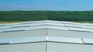 AVG LUX PYRAMID je svetlík vyrobený z polykarbonátu trojkomorovej štruktúry s hrúbkou 16 mm a zosilnenou vonkajšou hrúbkou 1,5 mm. Je tvárnený za tepla a jeho pevnosť vylučuje mikrotrhliny.