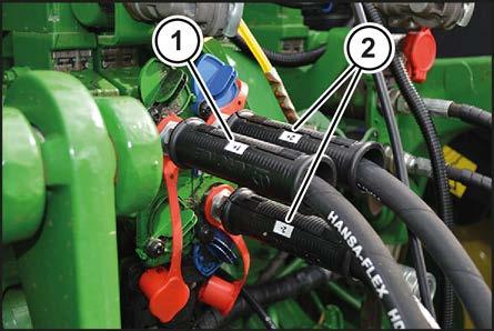 7 Θέση σε λειτουργία 7.3 Σύνδεση κιβωτίου χειρισμού KM000-109 Εκτονώστε την πίεση του υδραυλικού συστήματος του τρακτέρ.