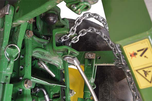 Pos: 40.45.7 /Beipacks/Sonstige Beipacks_maschinenuebergreifend/Sicherungskette 89kNSicherungskette am Traktor montieren Mäher,Schwader,Wender Bild @ 430\mod_455546854707_85.