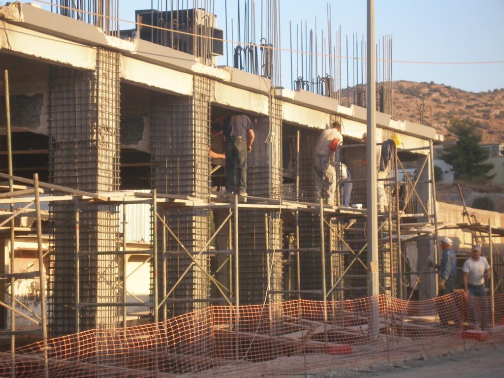 Μείωση Αντοχής Μειωτικός συντελεστής CΕ για διάφορες συνθήκες περιβάλλοντος (ACI- 440) Συνθήκες Περιβάλλοντος ΙΟΠ Άνθρακας ΙΟΠ - Αραµίδιο ενίσχυση ΙΟΠ - Γυαλί Εσ. οπλισµός ενίσχυση Εσ.