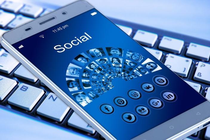 Μέσω Smartphones έξυπνα κινητά σερφάρουν πλέον, 8 στους 10 Ευρωπαίους το 2016 (79%) Μέσω Φορητών υπολογιστών ή των netbooks (64%), Μέσω Επιτραπέζιων υπολογιστών (54%) Μέσω Tablets (44%).
